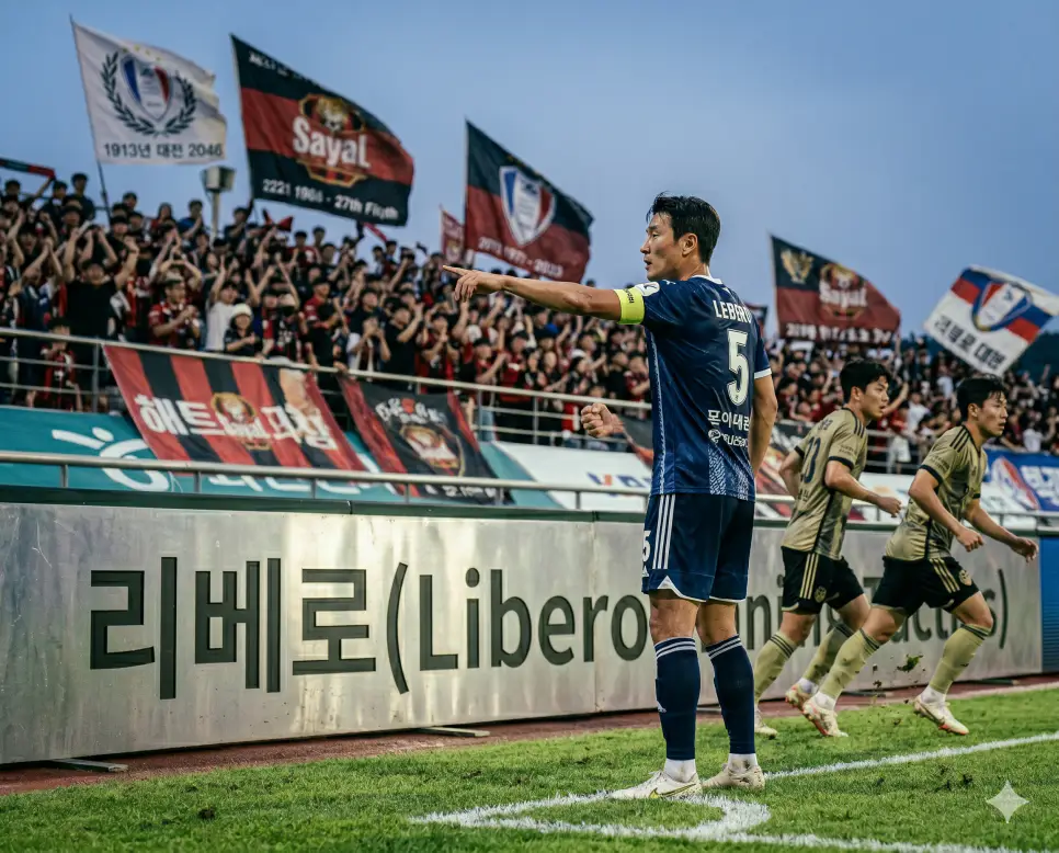 마스코트 뜻, 크로스 뜻, 리베로 뜻: 상징 캐릭터와 측면 전개 및 자유 수비수의 본질 정리 3 배구 경기에서 후방 수비만을 전담하는 직책이자 축구 역사 사료 속에서 수비 대형 배후를 자유롭게 청소하고 공격 빌드업까지 주도하는 수비 전술인 리베로(Libero)의 포지셔닝을 푸른 잔디 구장 최후방에서 경기 흐름을 전체적으로 조율하는 전문 수비수가 정면을 응시하는 정태의 극실사 이미지