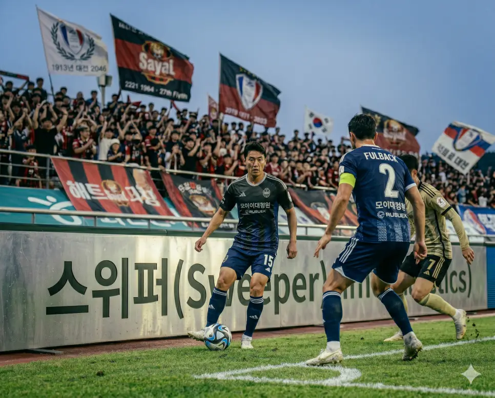 헤더 뜻, 드리블 뜻, 스위퍼 뜻: 머리 타격 기술과 동적 공간 돌파 및 최후방 청소부의 본질 정리 3 축구 포백 대형 배후의 규제 공백 구역을 빗자루처럼 깨끗이 치워내며 상대 침투 기습 공작을 저지하는 최후방 자유 청소부 전술인 스위퍼(Sweeper)의 움직임을 푸른 잔디 구장 최후방 수비선에서 상대의 패스 길목을 예측하며 공간을 청소하는 전문 수비수가 정면을 응시하는 정태의 극실사 이미지